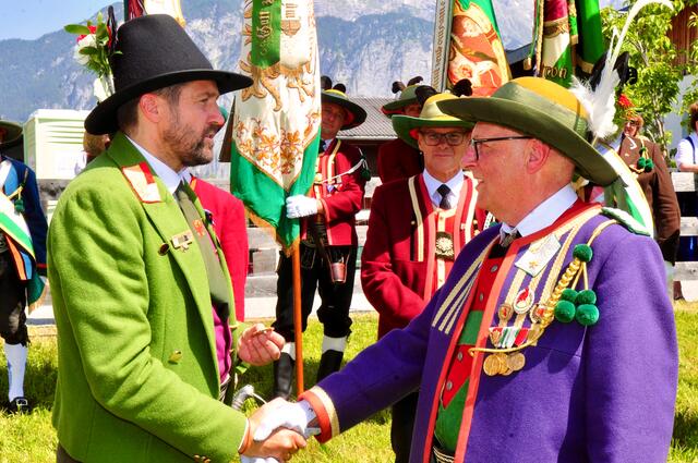 Bataiilonskommandant Mj. Anton Pertl erhielt aus den Händen von Lds.-Kdt. Thomas Saurer eine hohe Auszeichnung. | Foto: Hassl