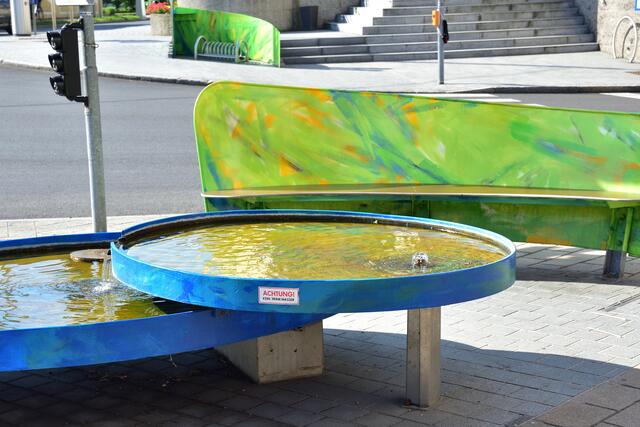 Mehrteilige Platzmöblierung mit dem Titel "Zusammen.Fluss" des freischaffenden Künstlers Robert Kabas in der Messestadt Wieselburg.