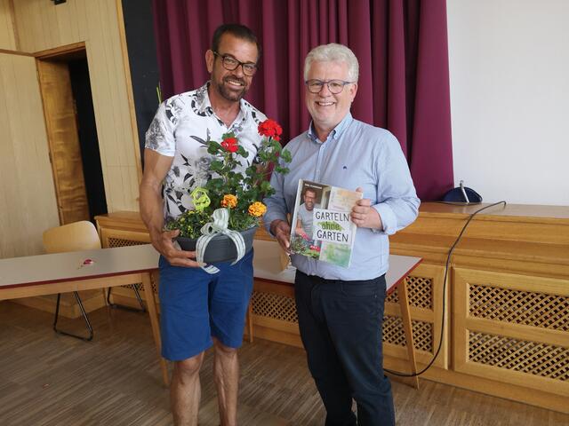 Karl Ploberger mit Bürgermeister Harald Hofbauer (r.) | Foto: Marktgemeinde Dietmanns