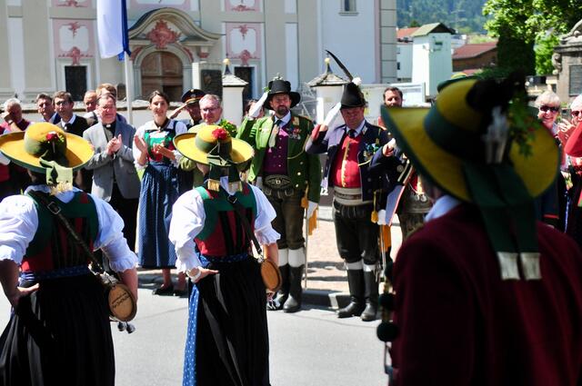 Das Defilee vor der prominent besetzten Ehrentribüne gehört zu jedem Festzug des Bataillonsfestes. | Foto: Hassl