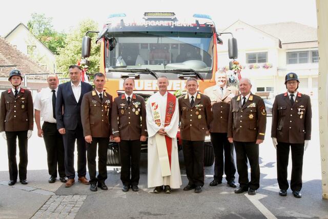 (2.v.l.) HBI Erwin Maier-Paar, Jürgen Renzhammer (Fa. Magirus-Lohr), BR Thomas Brandl, OBI Martin Regori, Pfarrer Mag. Bernhard Preiß, ABI Gerald Friedheim, OBR Johann Maier-Paar und E-LFR Johann Preihs. | Foto: Gerald Dreisiebner