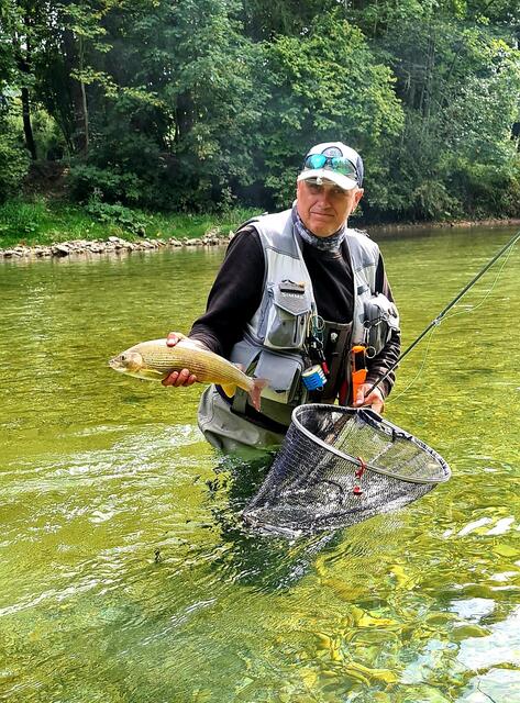Waidgerechtes Fliegenfischen mit Gummikescher. | Foto: Fürlinger