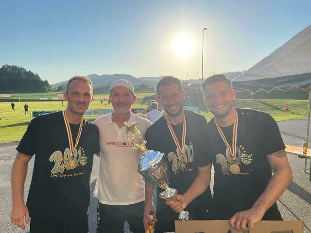 Aner Mandzic, Trainer Rudi Perz, Christopher Sallinger und Dennis Tomic jubeln mit dem Pokal | Foto: Regionalmedien