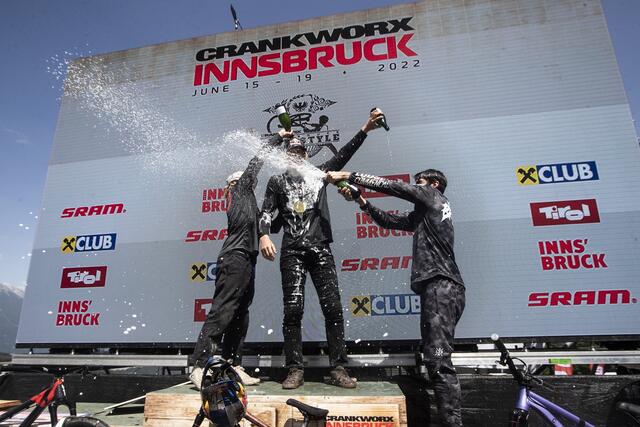 Erfrischend: Siegersektdusche bei über 30 Grad! | Foto: Breitenberger