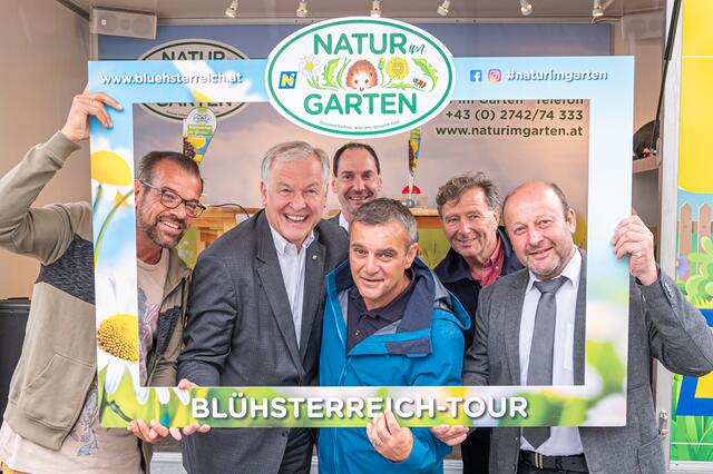 "Blühsterreich on Tour": ORF-Biogärtner Karl Ploberger, Landesrat Martin Eichtinger, Vize-Bürgermeister Martin Luger, Landtagsabgeordneter Anton Erber, Stadtrat Johann Huber und Bürgermeister Franz Aigner in der Bezirkshauptstadt Scheibbs | Foto: Natur im Garten/J. Ehn