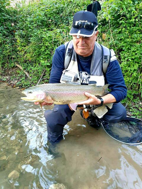 Günter Fürlinger mit einer kapitalen aber nicht heimischen Regenbogenforelle. | Foto: Fürlinger