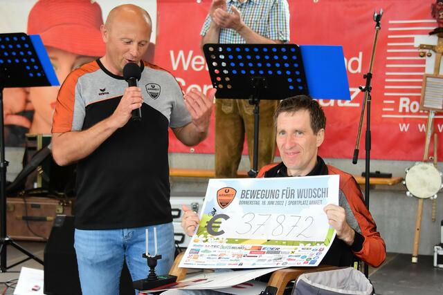 Wolfgang "Wudschi" Neumüller wurde an dem Tag nicht nur ein Spendenscheck überreicht, sondern auch für seine Leistungen geehrt. | Foto: Manfred Lindorfer