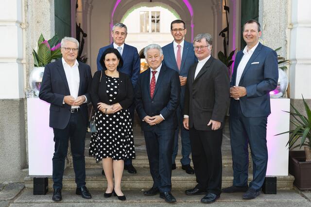 Von links: Bürgermeister Klaus Luger, Stefanie Huber (Sparkasse OÖ), Heinrich Schaller (Raiffeisenlandesbank OÖ), Josef Pühringer, Landesrat Markus Achleitner, Bischof Manfred Scheuer, Stefan Stallinger (Energie AG). | Foto: Richard Haidinger