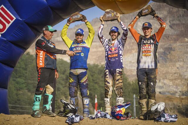 So sehen Sieger aus: Karl Katoch gratuliert Mario Roman, Manuel Lettenbichler und Trystan Hart. | Foto: @redbullcontentpool