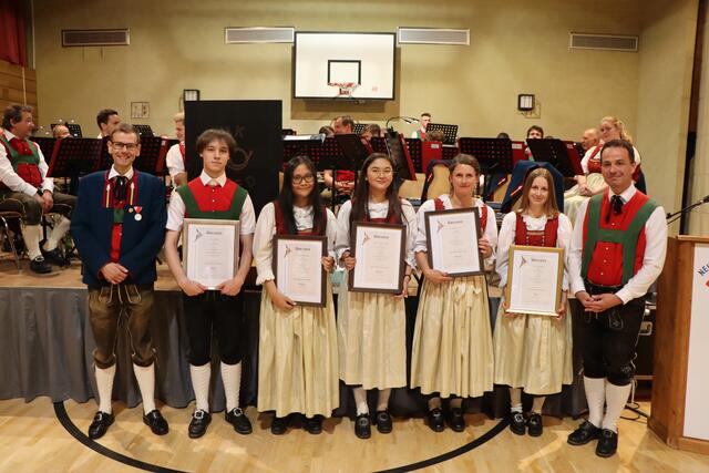 Leistungsabzeichen: Kpm. Franz Köhle, Luca Thöni,  Kimberly Agres, Danica Agres, Simone Tschol,  Maria Rudigier und Obmann Daniel Patscheider (v.l.). | Foto: Othmar Kolp
