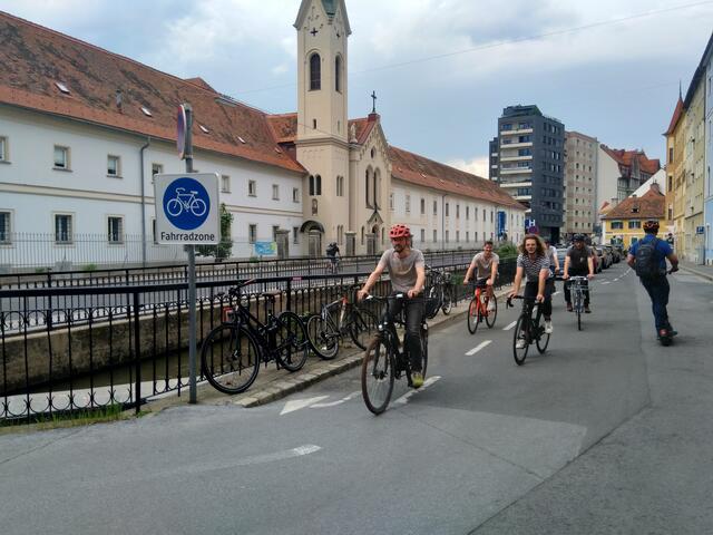Gleichberechtigt nebeneinander fahren und Zonen für Radfahrerinnen und Radfahrer errichten: Das wäre ein Plan von verkehrplus, der auch in Gratwein-Straßengel und Gratkorn umgesetzt werden könnte. | Foto: verkehrplus