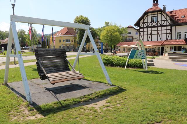 Die Schaukel im Ortskern mit Seeblick lädt zum Verweilen ein | Foto: Gemeinde Maria Wörth