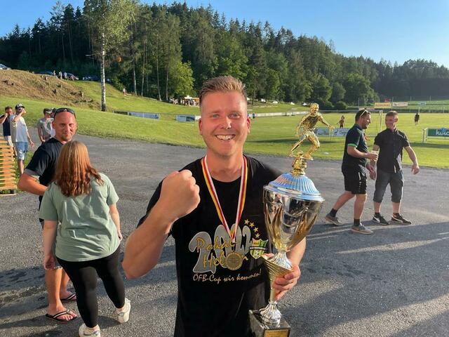 Der Köttmannsdorfer Michael Jakopitsch mit erhobener Faust und dem Pokal | Foto: Regionalmedien