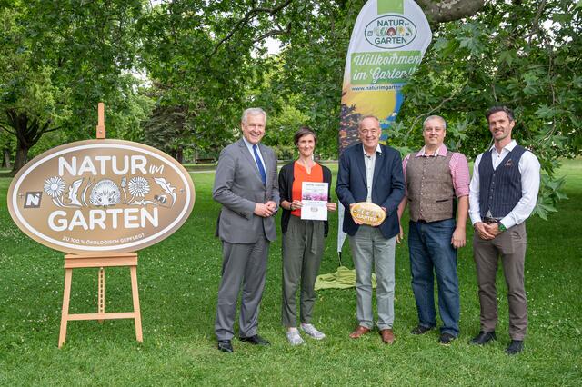Bild: Landesrat Martin Eichtinger gratuliert Stadtgärtnerei-Leiterin Celia Brenner, Forststadtrat Leopold Lindebner, GR Markus Gilly und Wirtschaftshof-Leiter-Stv. Vladimir Vasic, MSc (Wirtschaftshof) zur Auszeichnung „Goldener Igel“ von „Natur im Garten“.  | Foto: „Natur im Garten“ / J. Ehn