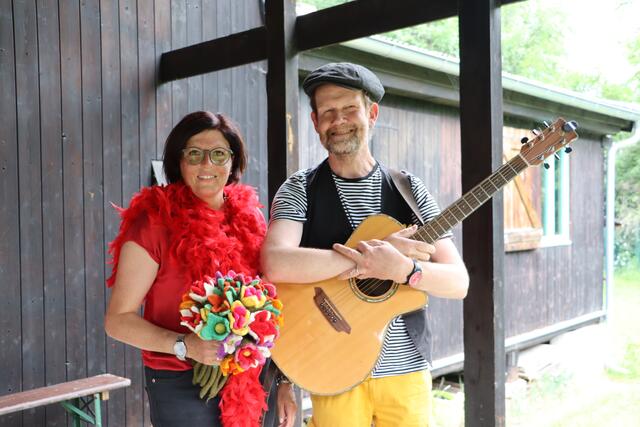 Ein bunter Nachmittag in der Pfadiau: Caroline Falch (Horizont) konnte den Vorarlberger Kinderliedermacher Konrad Bönig (re.) für ein Mitmachkonzert gewinnen. | Foto: Siegele