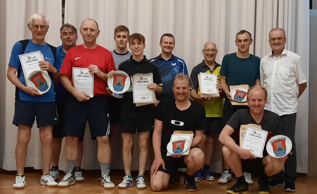 Die Teilnehmer nach Verteilung der Urkunden und Erinnerungen mit dem NÖTTV Präsidenten Edi Herzog ganz rechts