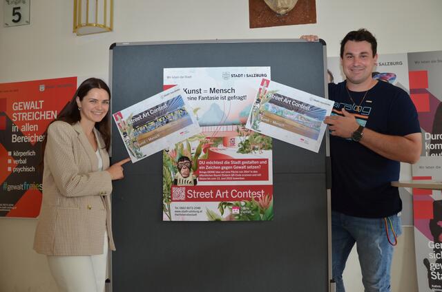 Mirabelle Spreckelsen (Museum der Moderne) und Herbert Wührer (Projektkoordinator und Jugendbeauftragter) zeigen die Gewinner-Graffitis. | Foto: InfoZ/Schrattenecker 