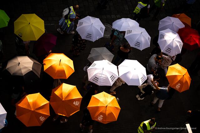 "Alle Menschen haben das Recht auf Frieden", hieß es am Montag beim Umbrella March. Die Schirme stehen symbolisch für das Menschenrecht auf Schutz vor Verfolgung. | Foto: Andreas Baumgartner/@malfunctional