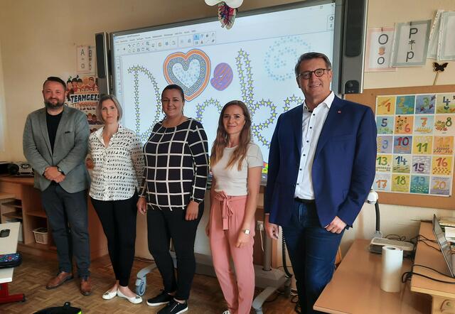 Sponsoren wie Uniqa, Holzbau Schlaffer und die Oberwarter Siedlungsgenossenschaft haben den Kauf des Smartboards ermöglicht. | Foto: Volksschule Güssing