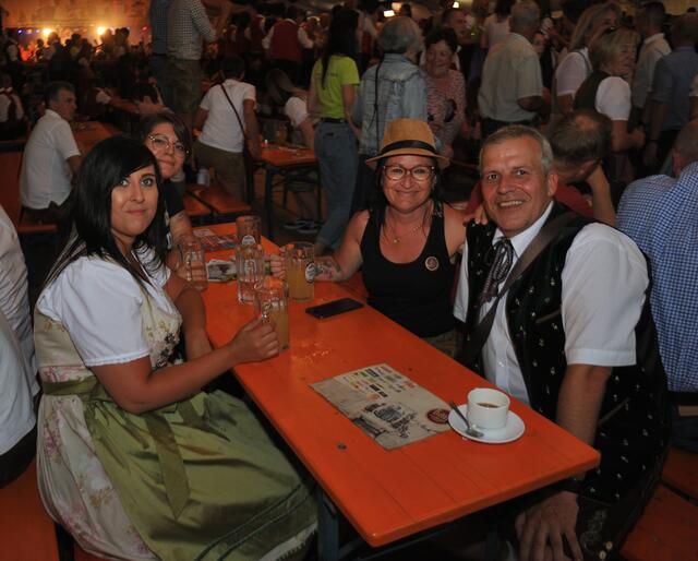 Der Bezirksobmann der Blasmusik Ried Hr. Fellner Roland mit Cousine Melanie und Julia, Melanie