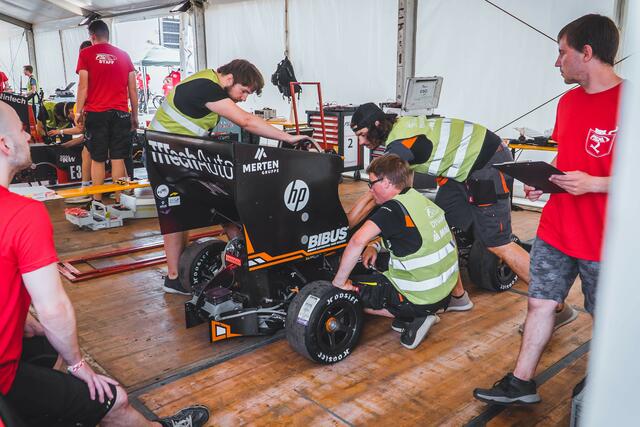 Das Team arbeitet das ganze Jahr an dem Wagen und bereiten sich auf die Bewerbe im Sommer vor.  | Foto: TU Wien Racing