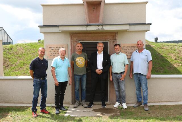 Betriebsleiter Klaus Hollensteiner, Bauhofleiter Bmstr. Johann Schadinger und Sylvester Aschauer (HTL), Bgm. Reinhard Resch, STR Werner Stöberl, Josef Paradeiser | Foto: Stadt Krems