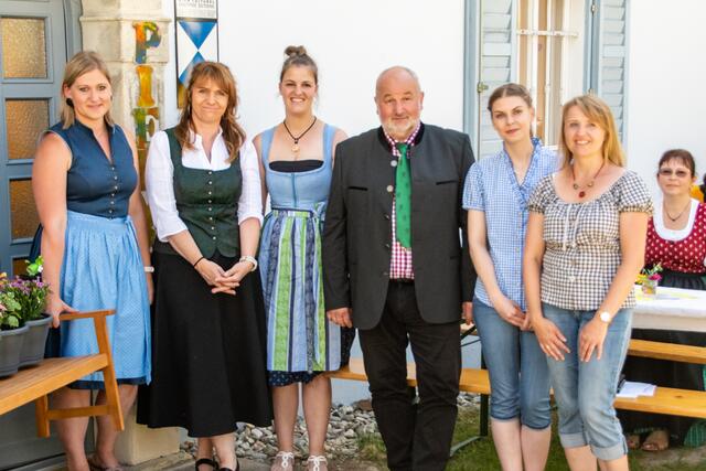 Das Kinderkrippen-Team und Bürgermeister Hannes Kogler feierten mit Eltern, den Professionisten und den Kindern.