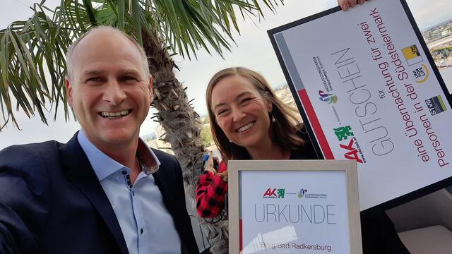 Ein sichtlich stolzer Borg-Direktor Hannes Schuster mit SchülerInnenberaterin Nina Voglmeir. | Foto: Privat