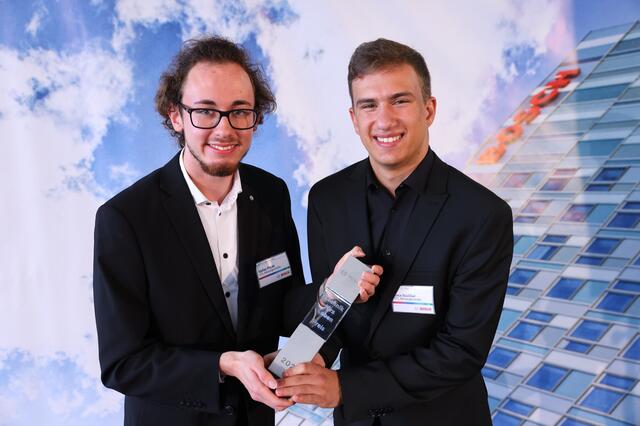 Luca Nachbar und Stefan Pisjak von der HTL Mössingerstraße entwickelten ein Verkehrsanalyse-Tool und dürfen sich über den "HTL-Oscar" freuen. | Foto: Robert Bosch AG/APA-Fotoservice/Schedl