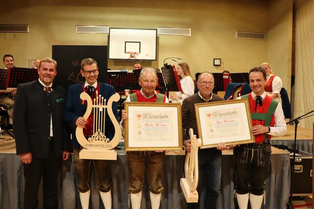Zwei neue Ehrenmitglieder der Musikkapelle Ried im Oberinntal: Alexander Zangerl (Musikbezirk), Kpm. Franz Köhle, Günther Patscheider, Hans Patscheider und Obm. Daniel Patscheider (v.l.). | Foto: Othmar Kolp