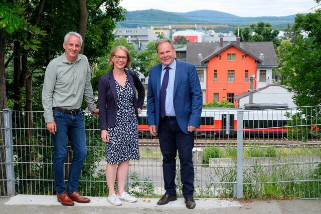 v.l.n.r Friedrich Janka, ÖBB Infrastruktur AG; Michaela Schüchner, Bezirksvorsteherin Penzing; Hermann Papouschek, Leiter der MA 29. | Foto: ÖBB/Zenger