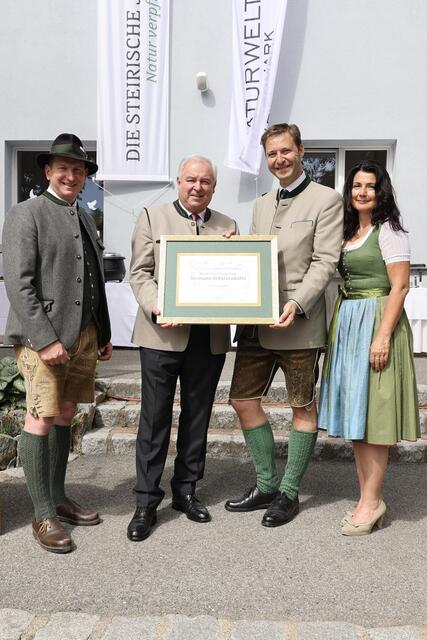 LH Hermann Schützenhöfer wurde beim Landesjägertag in Gamlitz zum Ehrenmitglied der steirischen Landesjägerschaft ernannt. | Foto: Der Anblick