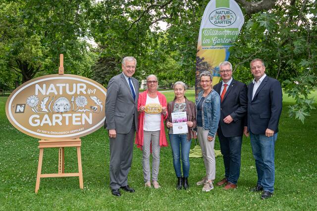 Pfaffstätten: Landesrat Martin Eichtinger gratuliert LAbg. Bgm. Christoph Kainz und VzBgm. Viktor Paar zur Auszeichnung „Goldener Igel“ von „Natur im Garten“ für ökologische Grünraumpflege in Pfaffstätten im vergangenen Jahr. | Foto: „Natur im Garten“ / J. Ehn