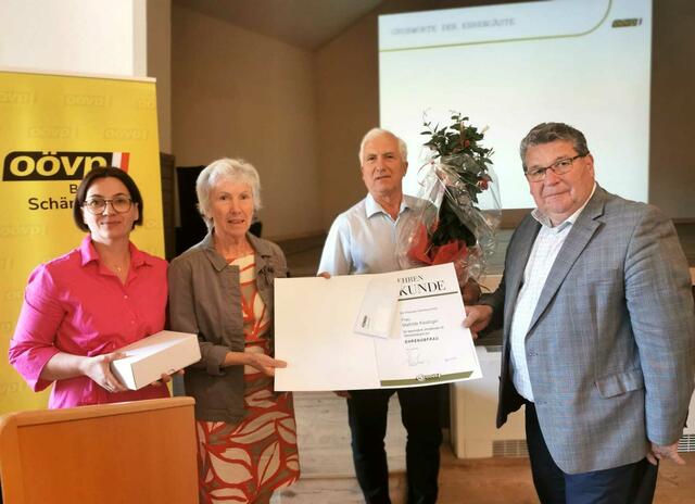 V. l.: Bürgermeisterin Martina Schlöglmann, Mathilde Kieslinger, Alois Selker und Ernst Egger.  | Foto: Gemeinde Sigharting