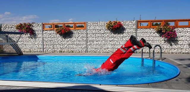 Wir sind da, um zu helfen, auch im Hochsommer. Wenn es so heiß ist, hilft irgendwann nur mehr der Sprung in den Pool.