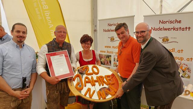 Urkundenübergabe an Walter und Edith Kuss für 20 Jahre erfolgreiche Unternehmungsführung der Norischen Nudelwerkstatt.