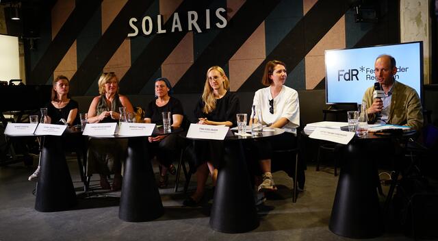 Am Montag, 20. Juni, wurde das Festival der Regionen für das Jahr 2023 in Linz präsentiert. Von links: Renee Chvatal, Conny Wernitznig, Janina Wegscheider, Margot Nazzal, Fina Esslinger und Otto Tremetzberger.
 | Foto: Leah Hochedlinger