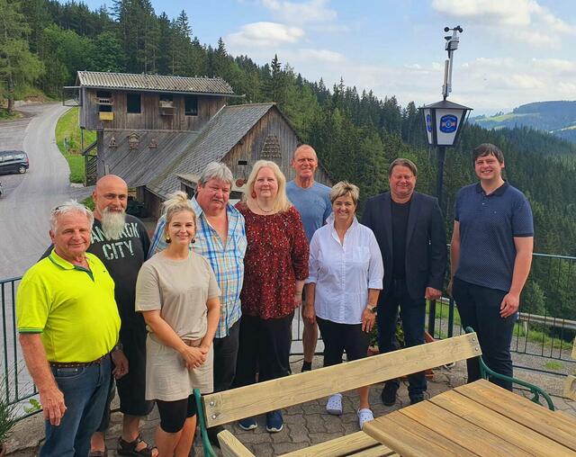 Die Mitglieder des Köflacher Brieftaubenclubs mit Obmann Marco Gratzer (r.) beim Eckwirt | Foto: RegionalMedien Steiermark