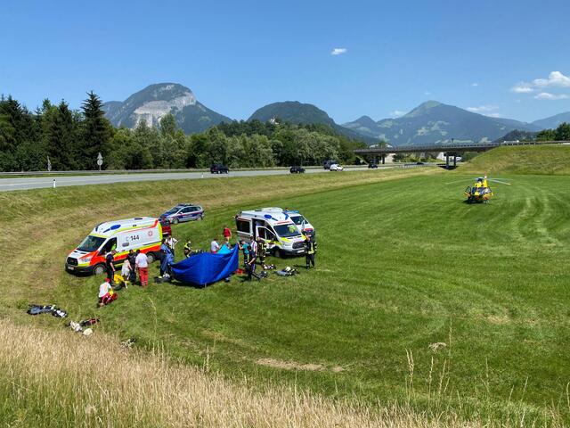 Kürzlich stürzte ein PKW bei Kirchbichl mit einem doppelten Überschlag rund 16 Meter tief über eine Böschung. | Foto: ZOOM.Tirol