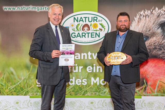 Landesrat Martin Eichtinger gratuliert GR Roland Lang zur Auszeichnung „Goldener Igel“ von „Natur im Garten“ für ökologische Grünraumpflege in Arbesbach im vergangenen Jahr. | Foto: „Natur im Garten“ / J. Ehn
