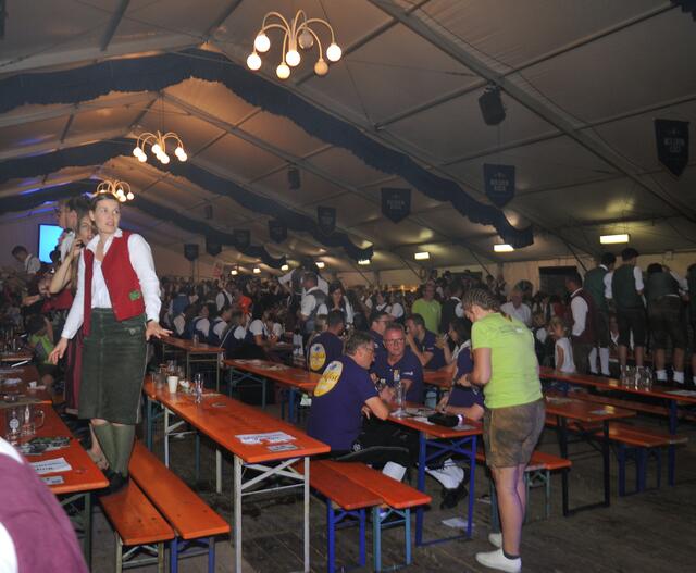 Das Festzelt ist gut besetzt