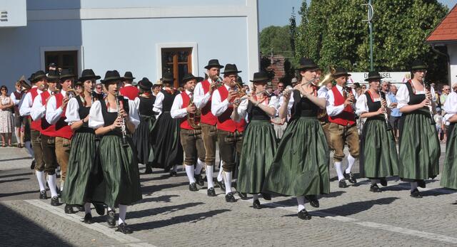... eine zweite Show der Kapelle Mehrnbach mit dem Marsch "TipTop"