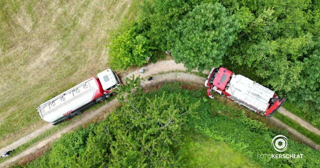 Die Bergung des Tankfahrzeuges dauert noch an. | Foto: TEAM FOTOKERSCHI.AT / KERSCHBAUMMAYR