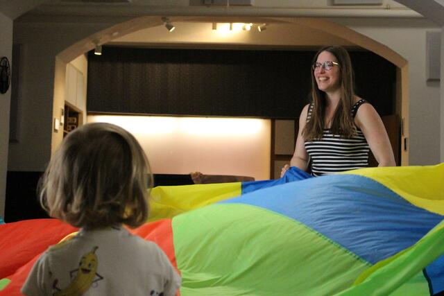 Mit bunten und kreativen Spielen werden Kindern in der Musikschule Play Konzepte wie Melodie und Rhythmus nähergebracht. | Foto: Martin Jelcic