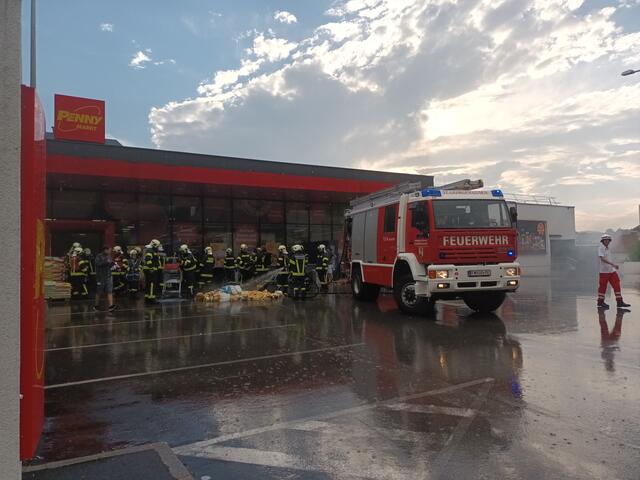 Gelagertes Toilettpapier und Hygieneartikel sind offenbar in Brand geraten | Foto: Eckhart Herbe