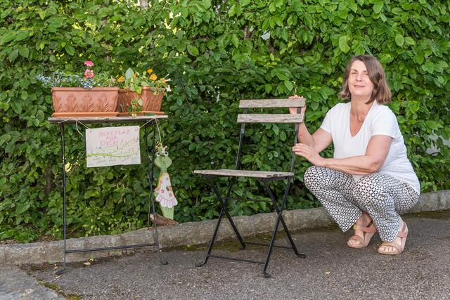 Petra Pfaffenbichler mit ihrem innovativen Hilfsangebot: Ein Ruheplatz für alle bei der eigenen Hauszufahrt. | Foto: Alfred Hofer