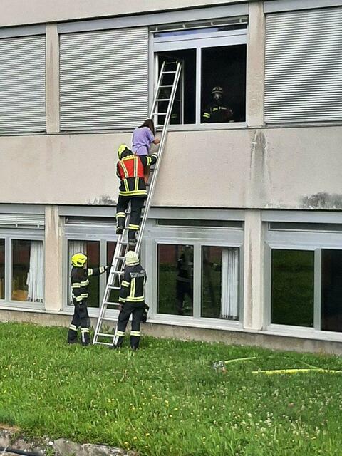 Mittels Leiter wurden die Schülerinnen und Schüler der digiTNMS-MMS Kirchdorf im Rahmen der alljährlichen Brandschutzübung von der Feuerwehr Kirchdorf aus dem Gebäude gerettet.  | Foto: digi TNMS-MMS Kirchdorf