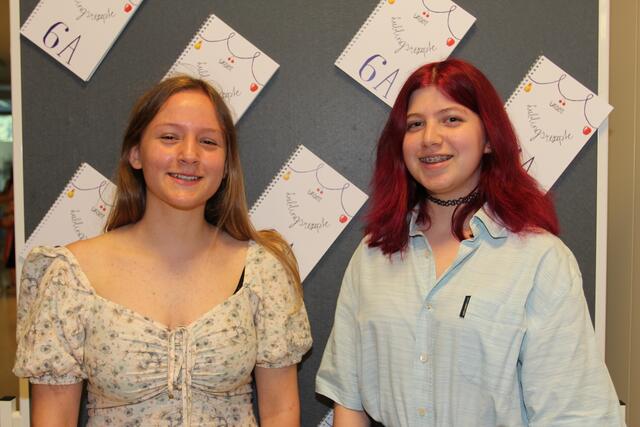 Schülerinnen verfassten auch ein Kochbuch. | Foto: WOCHE