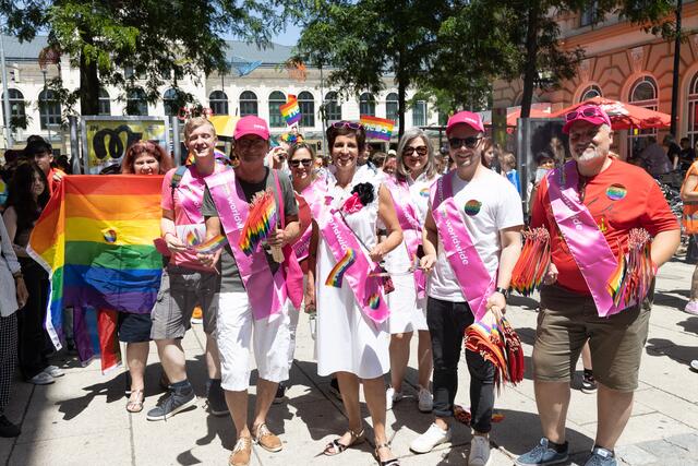 Indra Collini mit dem NEOS-Team bei der Pride in St. Pölten | Foto: NEOS