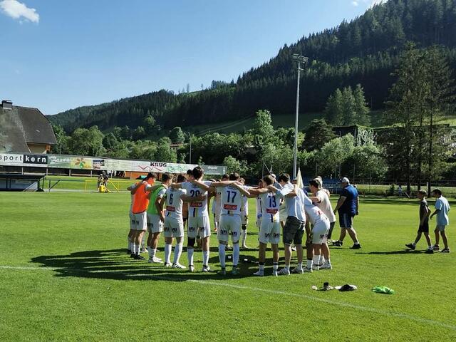 Der FC Weißkirchen präsentierte sich als Einheit und feierte den Aufstieg. | Foto: KK